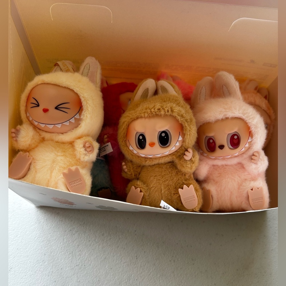Adorable POP MART LABUBU - Picture 3 of 5